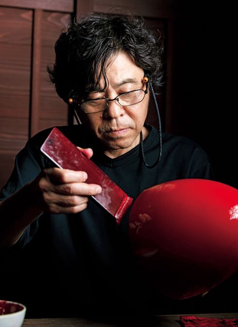 刷毛で漆を塗る箱瀬淳一さん。塗るたびに刷毛目が立ち、美しい流れが完成する。石川県輪島市生まれの箱瀬さんは、蒔絵師・田中 勝氏に師事。輪島塗の極めて高い技術で独自の表現を確立させている。箱瀬さんの奥行きのある蒔絵と繊細な筆致に魅せられた、数多くの海外ラグジュアリーブランドとのコラボレーション作品がある。