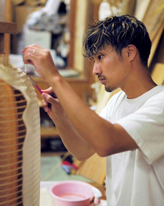 現在「小嶋商店」の代表を務める小嶋 諒さん。ヨーロッパのファッション、ジュエリー、時計ブランドとのコラボレーション作品も数多く手がける。写真／河野 涼