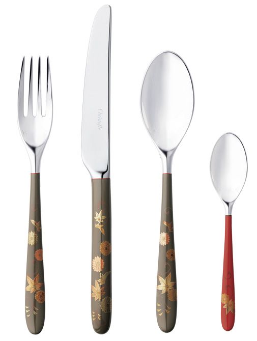 オーバル型のケースに収められたカトラリーの一本一本にも、蒔絵が施されている。