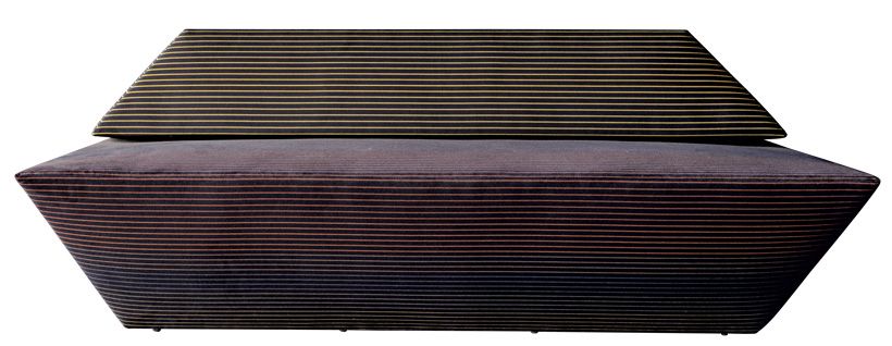 大小2つの三角柱を組み合わせたソファ「KA」。（幅160×奥行き92.5×高さ62×座面高56.5センチ）81万4000円／Time ＆ Style