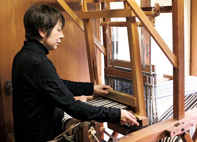 染織家の築城則子さん。地元の骨董品店で小倉織の小さな端切れを見つけたことをきっかけに、研究に着手。小倉織の復元と再生に成功した。写真/masayuki hayashi