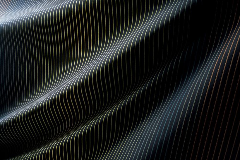 経（たて）糸を緯（よこ）糸の約2倍の密度にすることにより、厚く丈夫な綿生地を機械織りで実現した小倉織。「KUMASHIMA」はこの技法と縞の美しさを受け継いでいる。