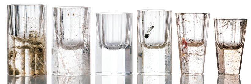 詫間宝石彫刻のショットグラス（柴田さん選）：天然水晶の結晶は、成長する過程で多種多様な鉱物を内包し、それがまるで“庭園”のように見えることから「ガーデンクォーツ」と呼ばれる。その唯一無二の原石の美しさを引き出すべく、光の入り方や反射を見極め、自然の表情を生かした独自の石取り技術で、一点ものの作品へと昇華させたショットグラス。数千万年の時が生んだ結晶の奥行きと静けさを、日々の中で味わってみたい。「Garden」（4×7センチ～）27万5000円～／すべて詫間宝石彫刻