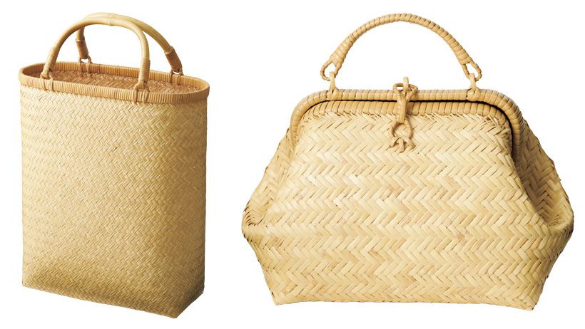 柴田 恵の竹細工（杉山さん選）：岩手県産のすず竹を編み上げた手提げかごは、時代に合った形と大きさを意識して製作されたもの。手仕事ならではのしなやかさと丈夫さを備え、使い込むほどに艶が増す。すず竹は今、枯死の危機にあるが、壊れても修理しながら長く愛用してもらえたらと柴田 恵さんは語る。暮らしの中にある竹細工を、未来へ伝えていく願いが込められている。右・「Mスタイルバッグ」（縦12×横23×マチ10センチ）価格未定　左・「縦長手提げ」（縦33×横29×マチ12センチ）価格未定／ともにgallery KEIAN