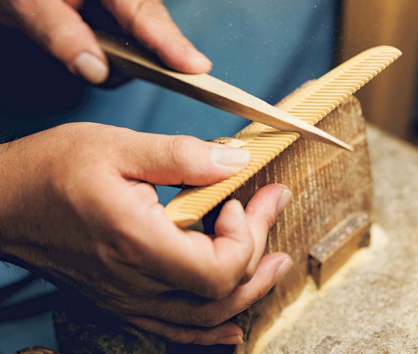 櫛に適した薩摩つげを使い、髪通りと握りやすさにこだわって一つ一つ丁寧に製作。