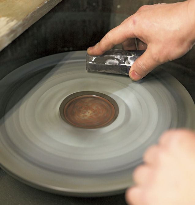 ショットグラスは12面体。独自の模様や結晶構造を生かすため、最適な石取りが行われる。(写真/goitami)