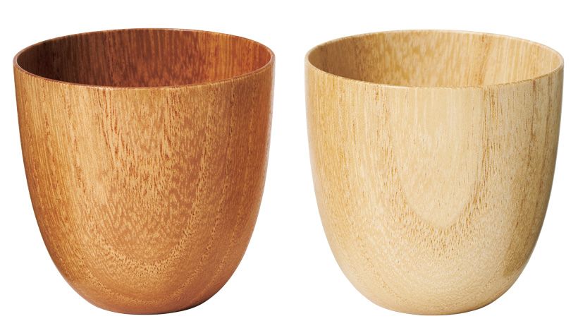 家具のあづまのロックグラス（小山さん選）：明治24年創業の「家具のあづま」が手がける、日本初の桐製ロックグラス。本来は器には不向きとされる軟らかな桐を、厚さ1ミリにまで削り出す独自の技術で、軽さと温もりを備えた美しい酒器に仕上げた。希少価値の高い桐簞笥職人の技を、現代の暮らしへと繫ぐ逸品である。桐の木が持つやさしい温もりを、日々の手のひらに。「桐のロックグラス」右・ナチュラル、左・柿渋オレンジ（直径8×高さ8センチ）各1万1000円／ともに家具のあづまMEMAMORU