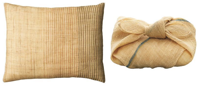 渡し舟のからむし布（鞍田さん選）：「渡し舟」が手がける、からむし布の製品。イラクサ科の多年草・からむしを土から育て、手で糸を績み、地機で織り上げた布を用い、形や寸法を工夫しながら無駄なく仕立てている。村では、生活のために織る布と、重要無形文化財への質の高い繊維としての提供、そのどちらも大切に受け継がれている。独特の張りとひんやりとした肌触り、そんな布を、日々の暮らしに。右・「ハンカチ」（41×41センチ）価格未定　左・「半座布団」（37×29×8センチ）価格未定／ともに渡し舟