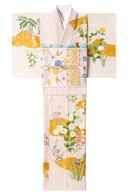 結婚式ほかお祝いの席 などにふさわしい手描 き友禅の訪問着。四季 草花に金箔があでや か。きもの／染の川勝