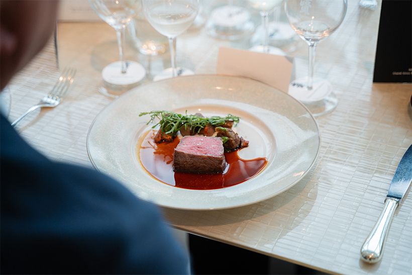 メインの肉料理は「甲州ワインビーフのドレ 新ゴボウと粒マスタードのコンディモン」。「純米大吟醸 絹の味」とともに。