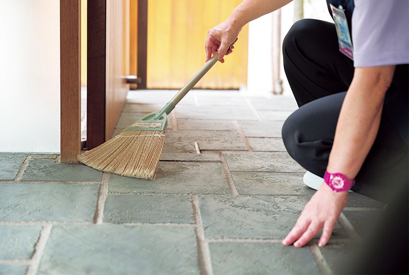 左官壁や自然石タイルなどを用いた凝った意匠の玄関は、手入れが難しい場所の一つ。「メリーメイド」では、普段掃除がしにくい棚板の奥やタイルの目地部分なども、素材に応じてほうきやクロスなどを用い、美しく整えます。