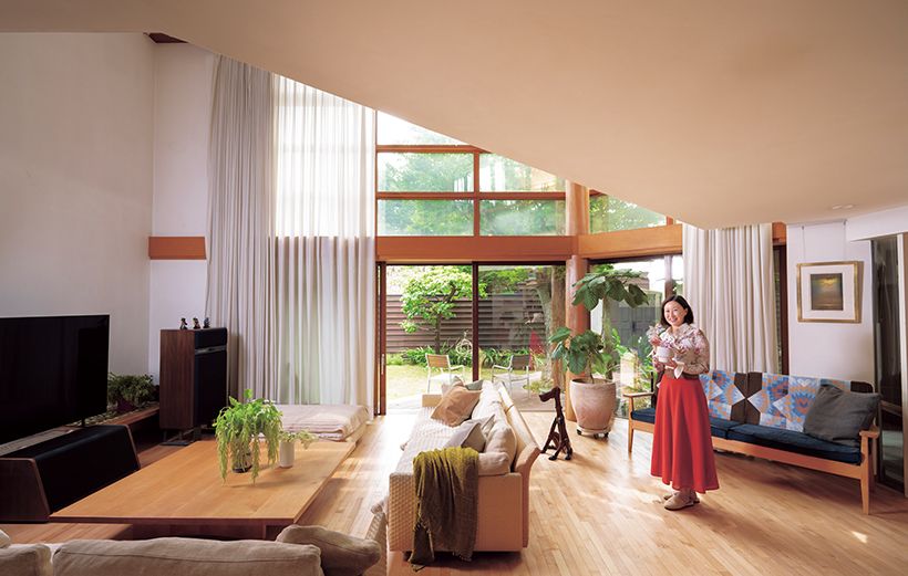 広い庭に面した吹き抜けのリビングは、家族や来客との時間を重ねる尾見邸の中心。「お掃除が終わって部屋が整うと、空気まで澄んだように感じます」（尾見さん）