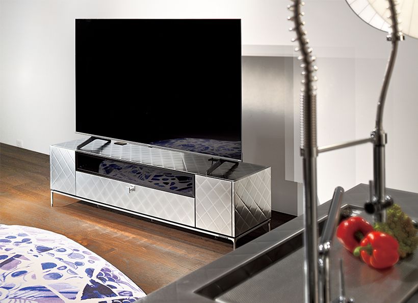 壁付けせずに設置できるよう、背面まで美しく仕上げられたアイランド型のテレビボード。キッチンと同じ「キルトマット」の質感や脚のデザインが、空間全体に統一感を生む。写真の仕様は、「ティーヴィーイゾラ」(幅184×奥行き44×高さ50センチ)99万8800円/トーヨーキッチンスタイル