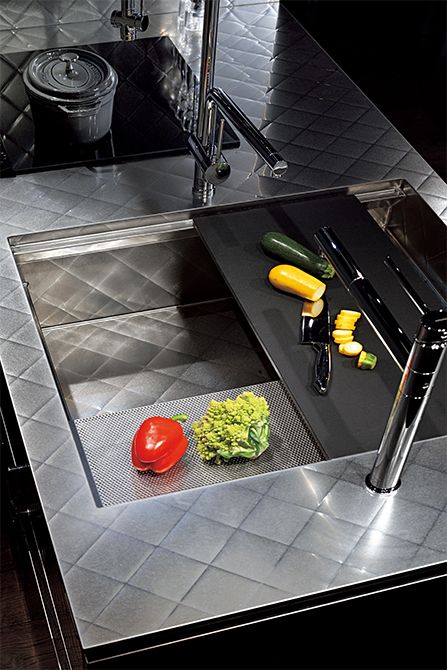 “洗う・切る・盛りつける”などの作業がシンク内で完結する「パラレロ」シンクと、コンロを極限まで近づけることで、調理中の横移動の負担をなくした「ゼロ動線キッチン」。シンクの内側も、傷や曇りが目立ちにくく触り心地がよい「キルトマット」の仕上げに。