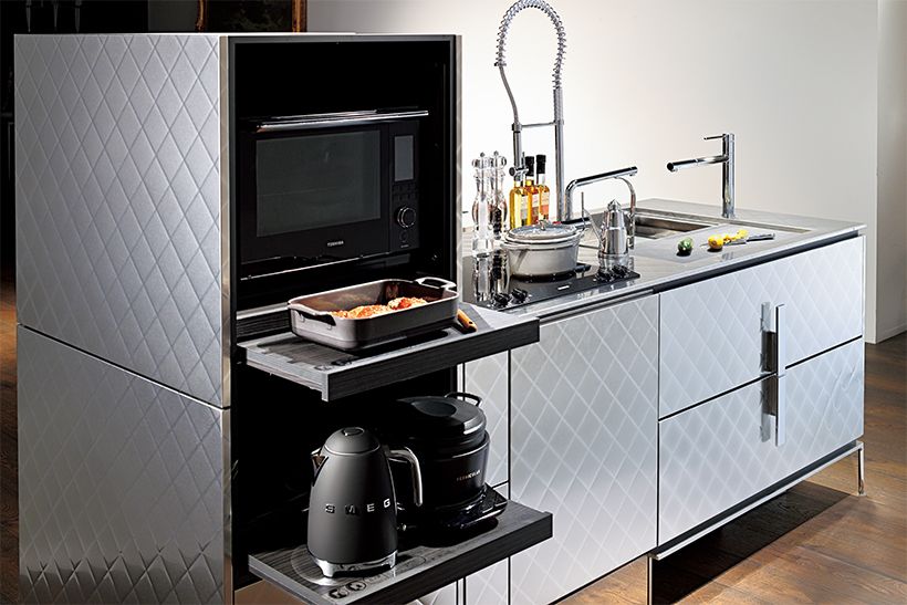 「ゼロ動線キッチン」の隣に「収納ブロック」を配置して、調理のみならず片付けや収納までもゼロ動線を実現する「ゼロ動線プラス」。写真の2段家電タイプは、ダイニング側は食器棚、調理側は置き型家電が収まって、目線の高さで楽に作業が行えるデザインになっている。