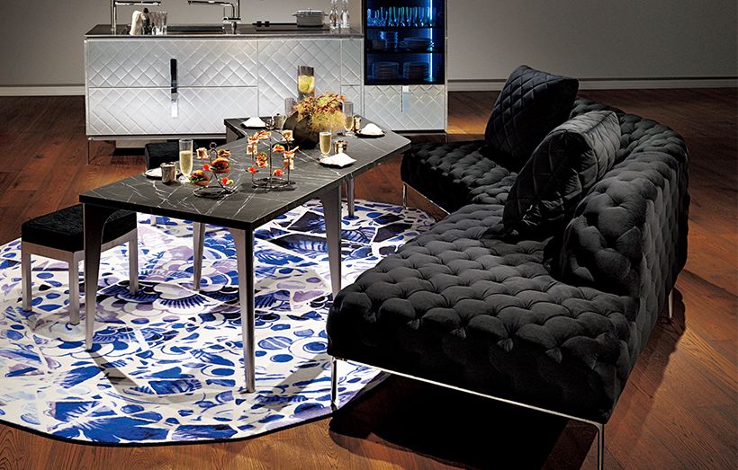 くつろぎのひとときにも食事にも快適に使えるソファと新作のテーブルが、「ゼロ動線空間」を可能に。低めのテーブルに合う高さのスツールやクッションも新登場。