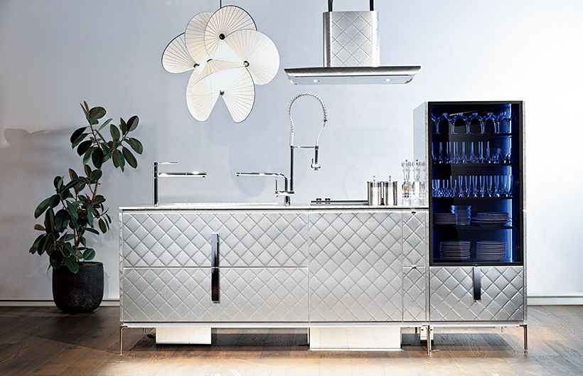 特殊なプレス加工でステンレスにキルティングのような柔らかな立体感を表現し、職人の手で表面に高度なチタン研磨を施した「キルトマット」。上質な質感と美しいデザインがキッチンに立つ時間に特別感をもたらす。