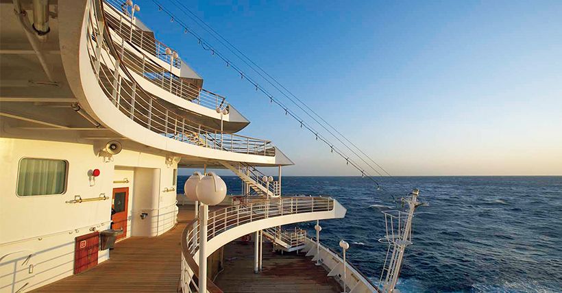 曲線が美しい飛鳥Ⅱの船尾デッキ。アラスカやハワイの大パノラマが各デッキから望める。客室でもくつろぎながら、自分だけの絶景を