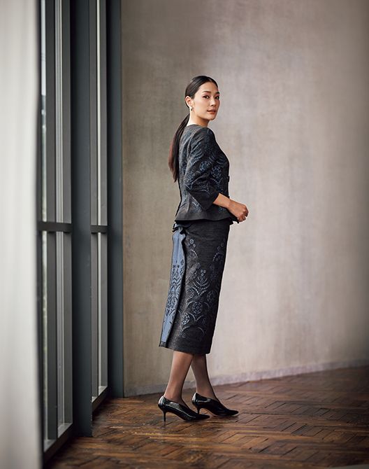 ジャケット13万2000円　スカート7万9200円／ともにランバン コレクション　イヤリング、ストッキング、パンプス／すべてスタイリスト私物