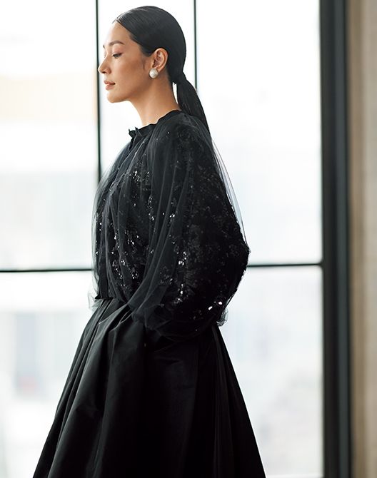 ブルゾン12万1000円　スカート7万9200円／ともにランバン コレクション　イヤリング／スタイリスト私物