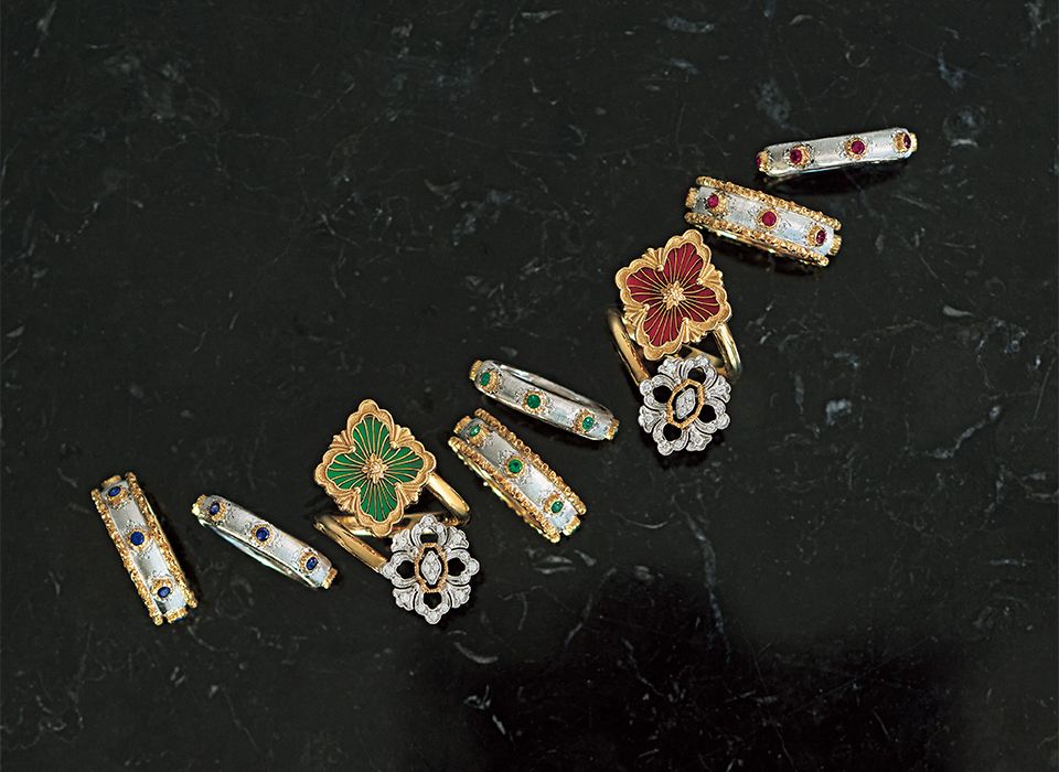 メゾンの卓越したクラフツマンシップを体現した「カプリ」のエターナルリング。スカロップ形に縁取りした「オペラ チュール」のダブルリングなど、つけ方次第で表情は自由自在に。同系色の色石同士を組み合わせると統一感が出ます。