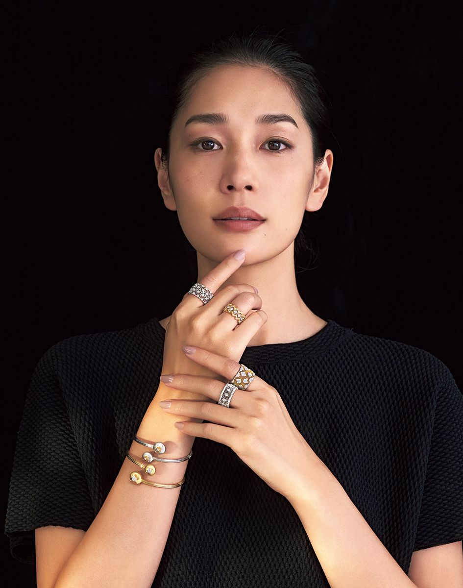 右手・手仕事によるハ二カム状の透かし彫りが見事。人差し指「チュール」（WG╳ダイヤモンド）385万円　