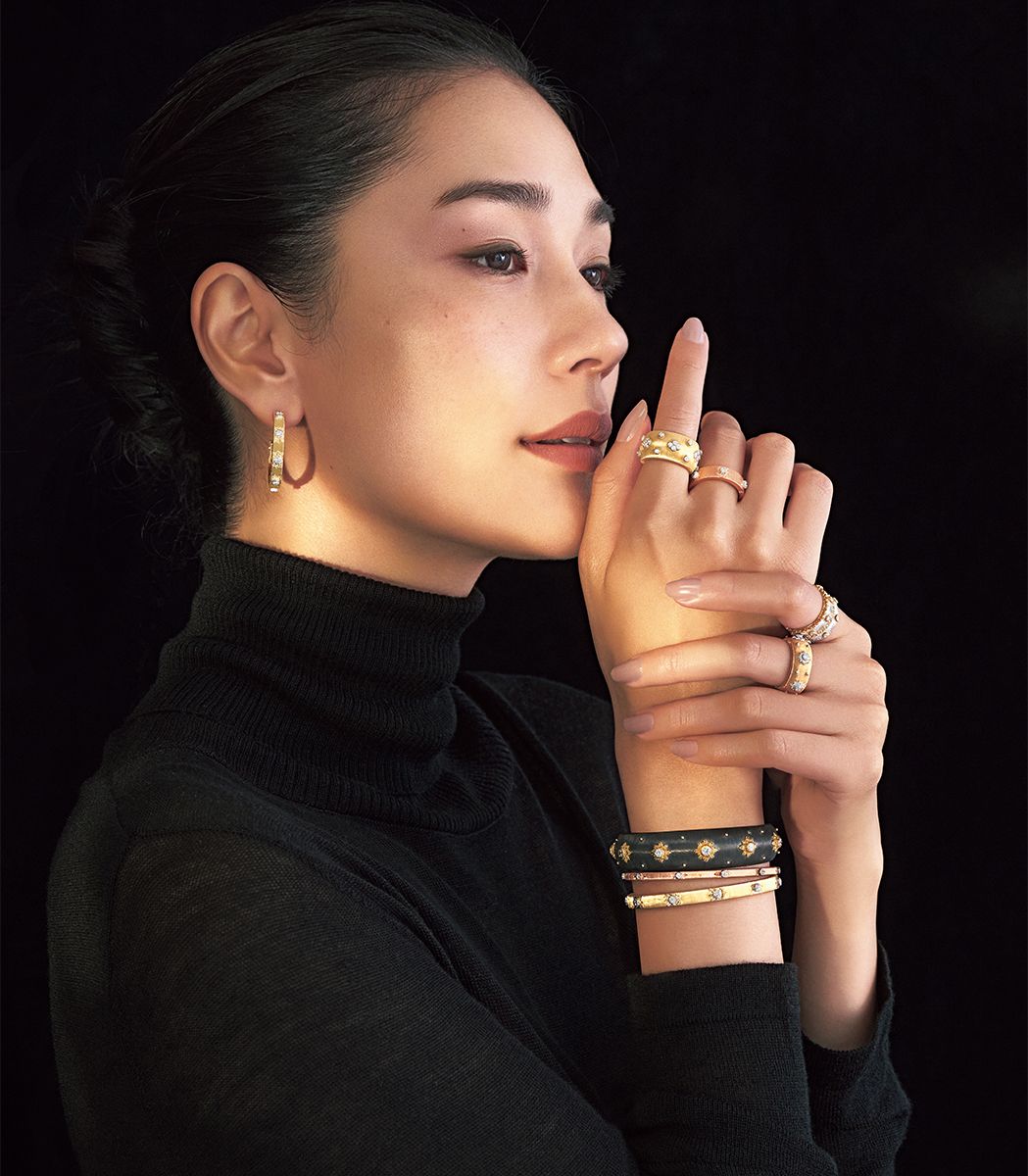 ブチェラッティ家の2代目、ジャンマリア・ブチェラッティが生んだ「マクリ」コレクション。現在では初期デザインをベースにさまざまなシリーズが誕生し、アイコニックな存在となりました。繊細なリガート技法により輝きがおさえられ、ゴールドミックスも上品な印象を演出します。