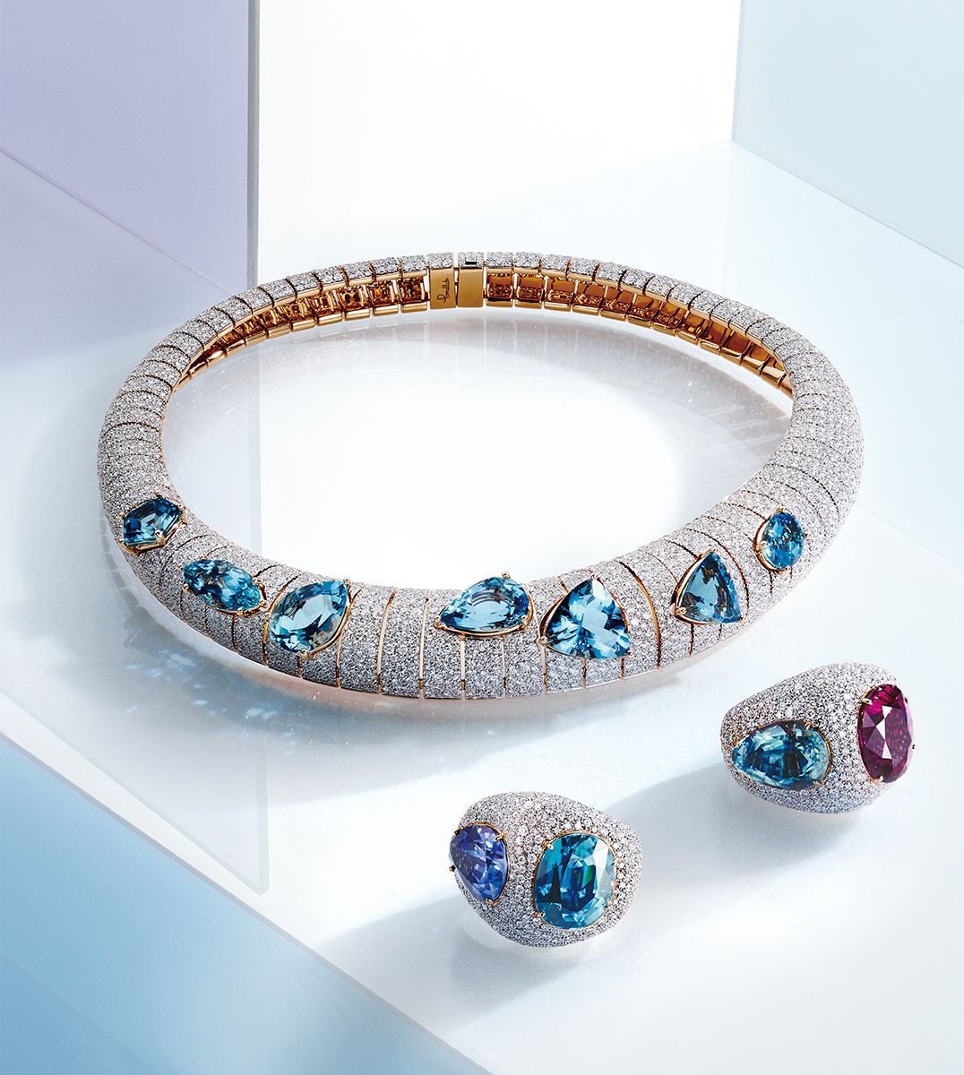 上・「アシンメトリコアクアマリン」ネックレス（RG×アクアマリン計32.77ct×ダイヤモンド）6936万6000円　下左・「デュエット」リング（RG×タンザナイト8.45ct×ジルコン18.28ct×ダイヤモンド）　下右・同リング（RG×アクアマリン8.05ct×ルベライト9.18ct×ダイヤモンド）各1623万6000円／すべてポメラート（ポメラート クライアントサービス）