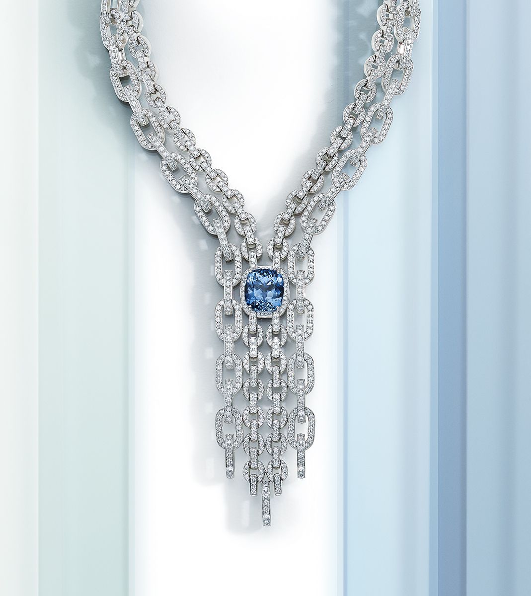「ブルーチェーン カスケード」ネックレス（WG×サファイア×ダイヤモンド計35.9ct）1億1069万3000円／ポメラート（ポメラート クライアントサービス）