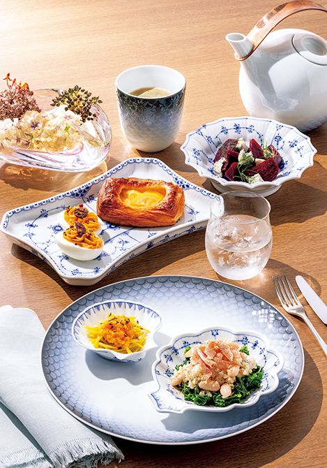 異なるシリーズ同士が見事に調和するから器合わせの幅が広がる。ここでは新作をデンマーク語で海を表す「ハウ」（HAV）シリーズと合わせてヘルシーな朝食シーンを。