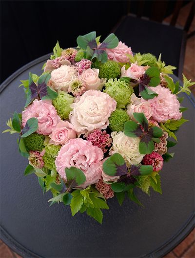 2022年に「フラワー・オブ・ザ・イヤー OTA」に選出された‘プティフルーツ マーメイドピンク’を使って、お誕生日の贈り花を制作しました。バラやリシアンサスなど、ピンクの花を集めたアレンジの中で、ニュアンスのあるケイトウのピンクがアクセントに。リシアンサスは‘ボヤージュソフトピンク’と‘アンバーダブルモヒート’、バラは‘リメンブランス’をセレクト。ほかにガーベラ‘みころん’、エキナセア‘マーシャル’、オキザリス‘ラッキークローバー’、テマリシモツケ‘ルテウス’などを使用。