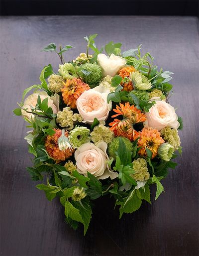 淡いライムグリーンが爽やかなケイトウ‘プティフルーツ フェアリードリュアス’を使って、お友達の誕生日を祝う贈り花を制作しました。オレンジ色と緑色を集め、淡いピンクのバラ‘ジリアン’を加えて華やかさを出したアレンジです。エキナセア‘マーマレード’、珍しいボール状の緑色のガーベラ‘みころん’と蕾ガーベラ各種を使い、アップライトアイビー‘シャムロック’、テマリシモツケ‘ルテウス’などを加えてナチュラルな雰囲気に仕上げました。