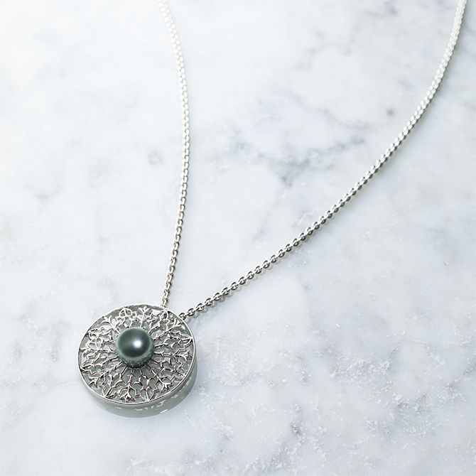 ペルラジオーネ 黒蝶パールペンダント