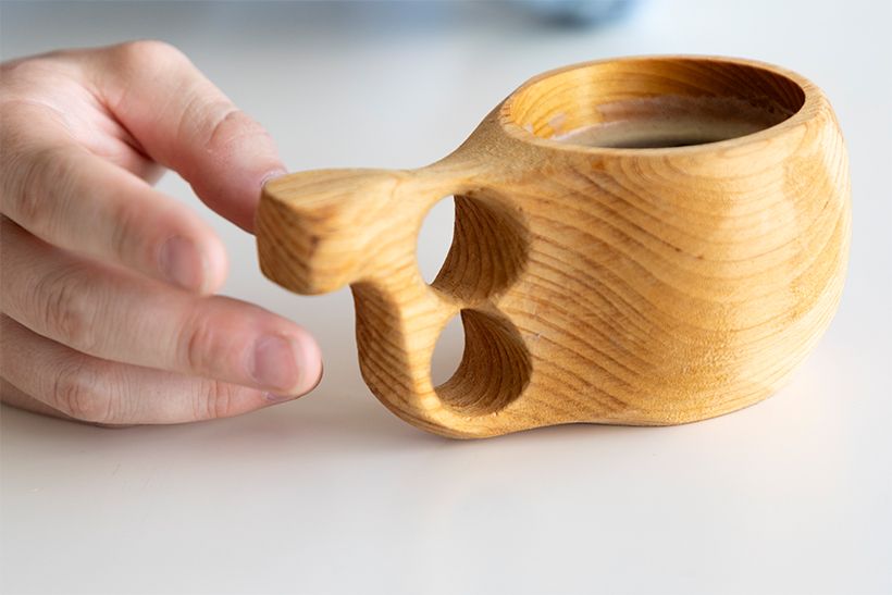 村雨さんの手に馴染むように削られた愛用のコーヒーカップ「ククサ」。