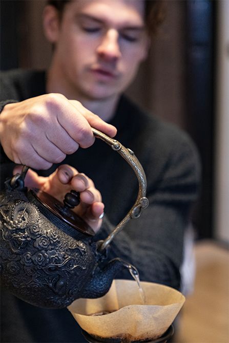 愛用の鉄瓶には、名前に因んだ“辰”の姿が。