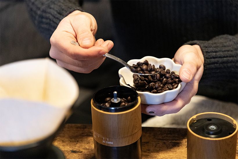 ハンドミルで、その都度コーヒー豆を挽きます。
