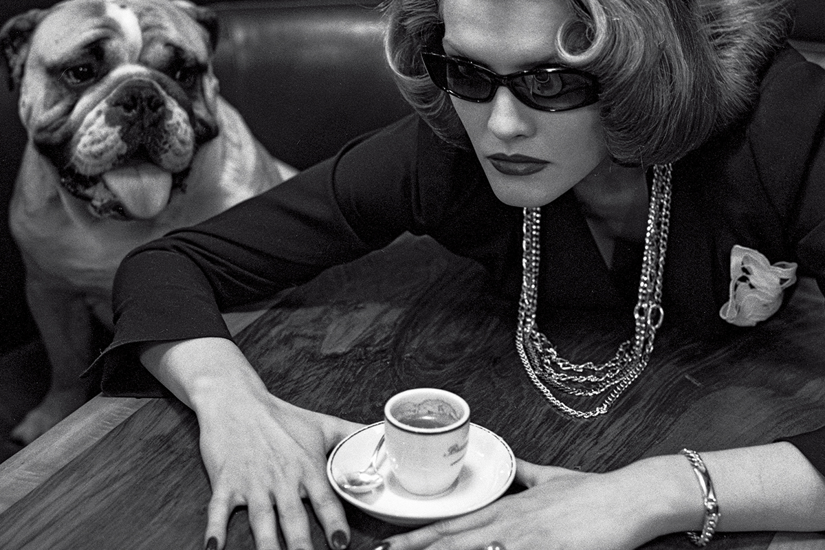 ヘルムート・ニュートンが映し出す、「ポメラート」の革新と自由な女性