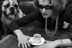 ヘルムート・ニュートンが映し出す、「ポメラート」の革新と自由な女性像