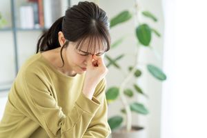 老眼の人は目が疲れやすい？ 目がかすむ、ピントが合わない悩みに効くマッサージも