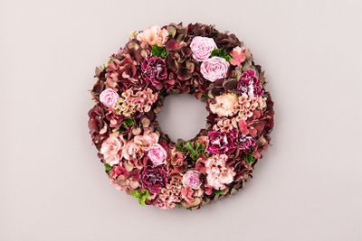 「アジサイ」が主役の秋色のリース。