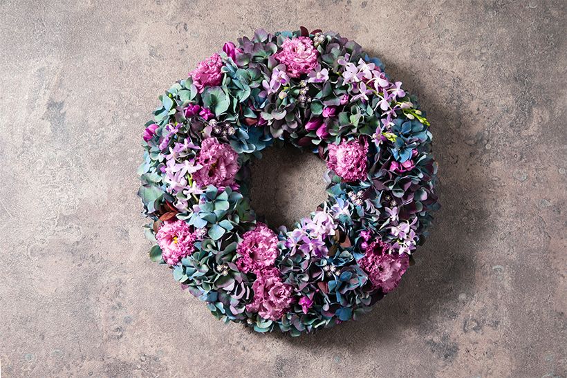 使用花材／アジサイ‘ピンパーネルクラシック’、リシアンサス‘NFサマーグレープ’、 ファレノプシス‘ブルースター’、リンドウ‘レッドラブ’、ヒメヒゴダイ、アルテルナンテラ’パープルプリンス’