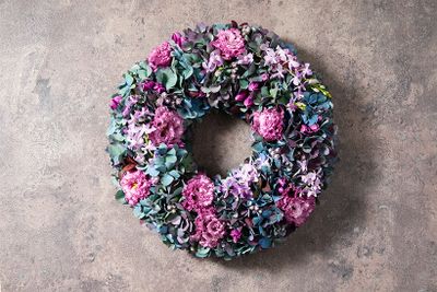 使用花材／アジサイ‘ピンパーネルクラシック’、リシアンサス‘NFサマーグレープ’、 ファレノプシス‘ブルースター’、リンドウ‘レッドラブ’、ヒメヒゴダイ、アルテルナンテラ’パープルプリンス’