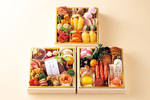 和・洋・中の全53品目が入り3〜4人で囲める「家庭画報オリジナル　三段おせち」