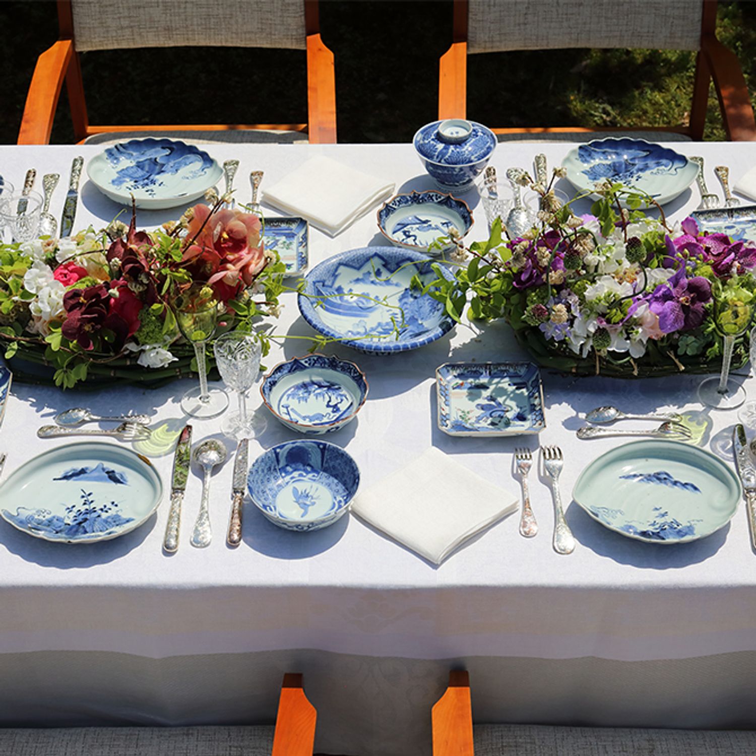 〔昼食〕の実例：古美術店「西山」の古伊万里を使った「染付尽くしのテーブルコーディネート」。江戸時代の骨董も洋のセオリーでセッティングするとそのスタイルに溶け込んでいきます。好きなものを並べて、骨董を日常の暮らしに取り入れて楽しみたいものです。『名窯を巡る、季節を飾る　有田焼で楽しむテーブルコーディネート』より。