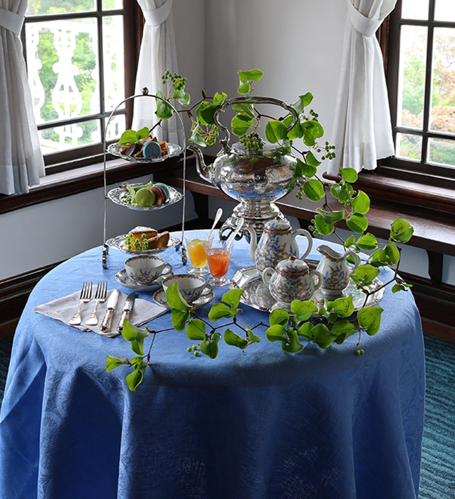 〔アフタヌーンティー〕の実例：香蘭社の「色絵竹林文紅茶セット」を使って、同社本館西側の光注ぐベランダにアフタヌーンティーの設えを。