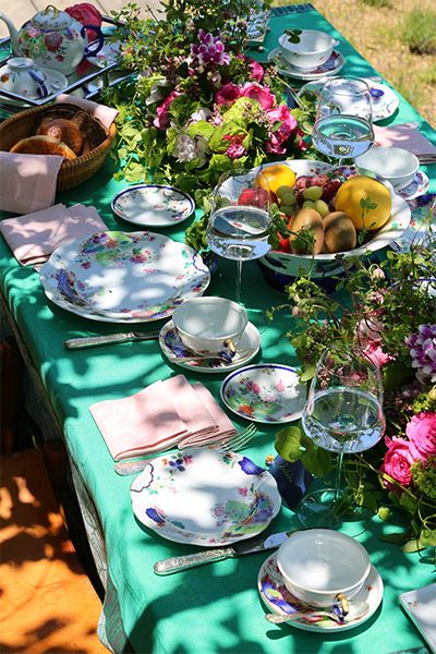 〔朝食〕の実例：深川製磁の「染錦絢爛草花絵」は大きなテーブルをカバーできるほどアイテム数の多いコレクション。描かれているのはシノワズリ風の女性ですが、花の絵柄が、牡丹、菊、朝顔、撫子など日本的で、釉薬の発色の美しさや絵付けの繊細さが際だつ、使えるスタイルやシーンが多い器です。『名窯を巡る、季節を飾る　有田焼で楽しむテーブルコーディネート』より。