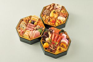 和・洋・肴を重ねた新コンセプトのおせち「家庭画報オリジナル　和洋八角三段おせち」