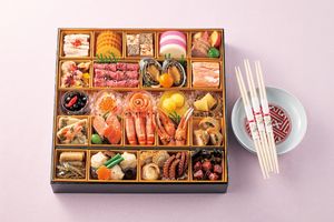 ダイナミックな特大サイズ　特製今治タオルの特典付き「家庭画報オリジナル　特大　和一段おせち」