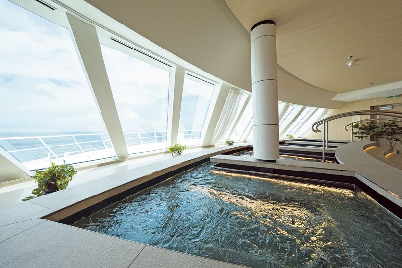 針路を望みながら入浴ができ、露天風呂や展望サウナも併設する「グランドスパ」。