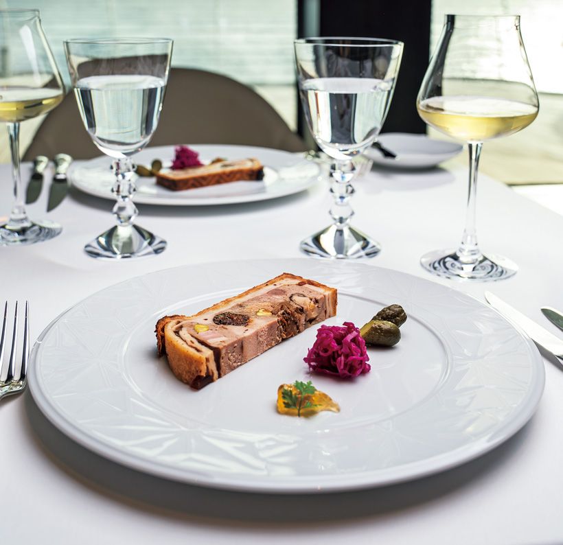 「ノブレス」のスペシャリテ「貴族のパテ」。鴨、ホロホロ鳥、うずらなど5種類の肉をミンチにし、3日間マリネして仕上げている。